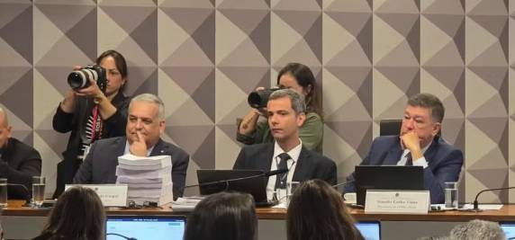 Relatório recomendava o indiciamento de mais de 200 pessoas. Também estavam na lista: 'Careca do INSS' e Daniel Vorcaro. Colegiado chega ao fim sem ter um documento formal.