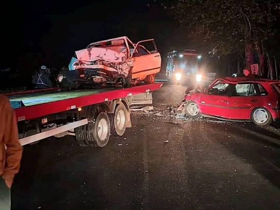Colisão entre dois automóveis Gol e um Corolla mobilizou equipes de resgate na noite deste sábado
