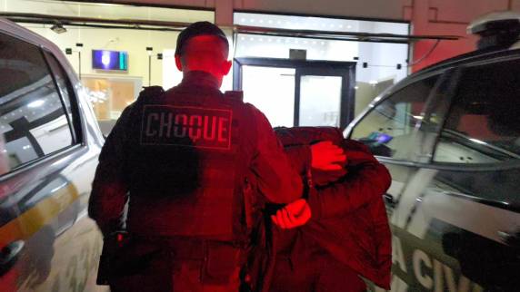 O suspeito, que possuía mandado de prisão por tráfico de drogas, foi capturado após fugir da Brigada Militar por diversos bairros de Passo Fundo e colidir contra um veículo estacionado no Centro da cidade.