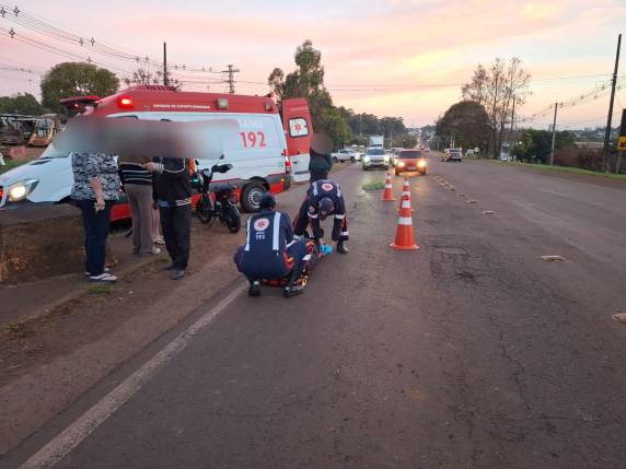 Condutora da moto foi socorrida pelo SAMU e encaminhada ao hospital após colisão no bairro 15 de Novembro