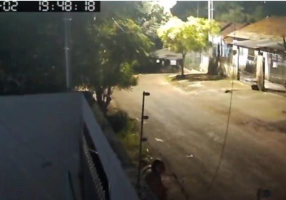 Vítima foi atingida por diversos disparos na noite desta terça-feira (2), no bairro Santa Fé; autores fugiram de motocicleta e são procurados pela polícia