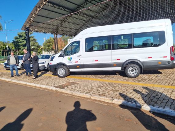 Veículo com capacidade para 17 passageiros foi adquirido por meio de emenda do senador Paulo Paim com contrapartida do município