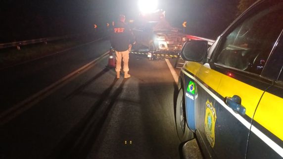 Acidente envolvendo motocicleta e caminhonete Hilux ocorreu próximo à ponte do Urubucaru; vítimas tinham 22 e 21 anos