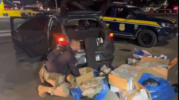 Motorista com antecedentes criminais transportava a droga em caixas e sacolas espalhadas pelo veículo; outros produtos também foram apreendidos