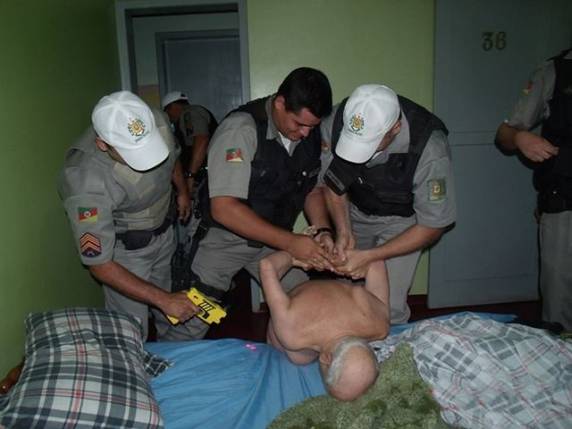 O homem tentou agredir os policiais com uma faca