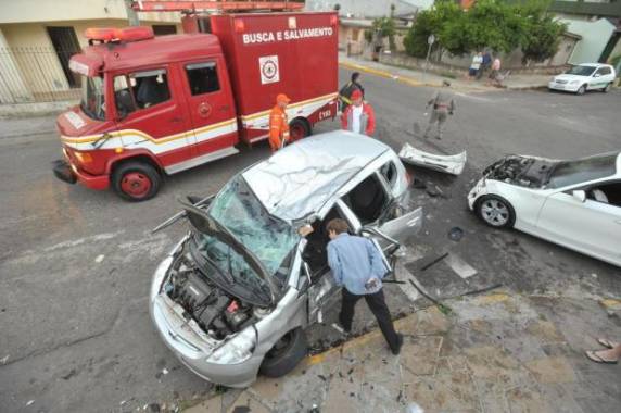 BMW e Honda Fit 

colidiram na esquina das ruas Felipe de Oliveira e Duque de Caxias. Vítimas ficaram presas às ferragens
