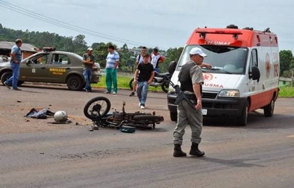 O coletivo fazia a travessia do trevo e colheu a moto que era pilotada na BR 386.