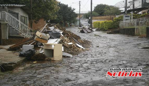 Veículos não cruzam pelo local sem usar a calçada.