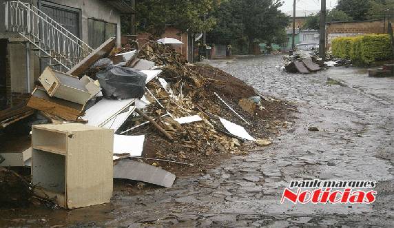 Veículos não cruzam pelo local sem usar a calçada.