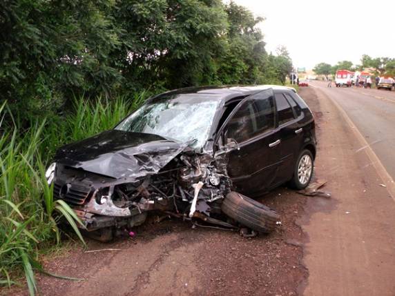 O caixão que transportava uma pessoa morta, estourou com o impacto da batida.