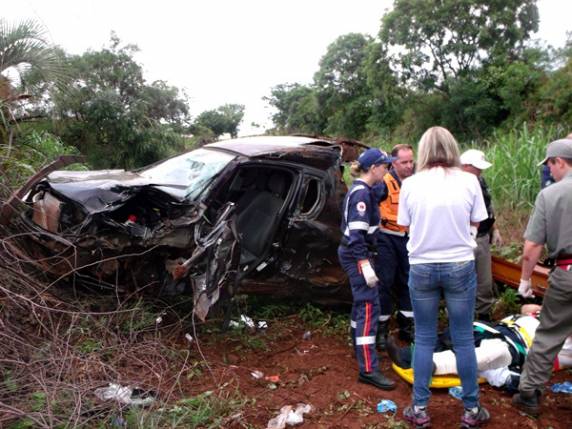O caixão que transportava uma pessoa morta, estourou com o impacto da batida.