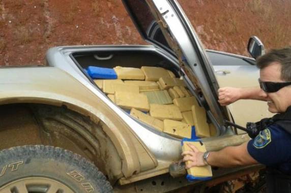 Ocupantes disseram a 

patrulheiros que droga seria originária de Foz do Iguaçu.
