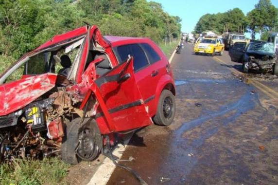 Outras quatro pessoas ficaram feridas na colisão frontal entre os veículos.