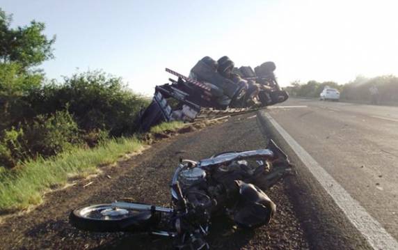 O casal, que trafegava em uma motocicleta, morreu após colidir com caminhão.