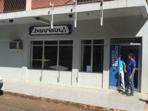 Segundo a polícia, grupo invadiu casa de amigos do gerente à noite.