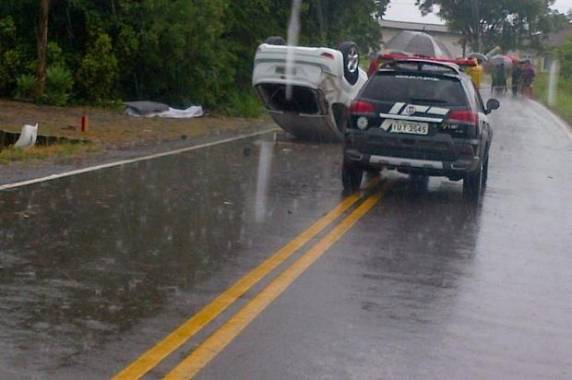 Conforme o Batalhão Rodoviário da BM, veículo capotou após condutor perder o controle da direção.