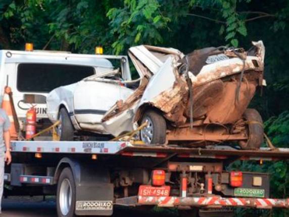 Homens estavam em um carro Passat que teria 

perdido o controle após uma ultrapassagem.