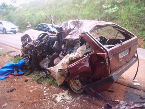 O motorista de uma Parati morreu na hora.