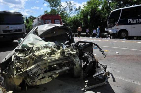 Um Corolla e um ônibus interurbano se chocaram próximo à ponte da garganta 

do diabo.