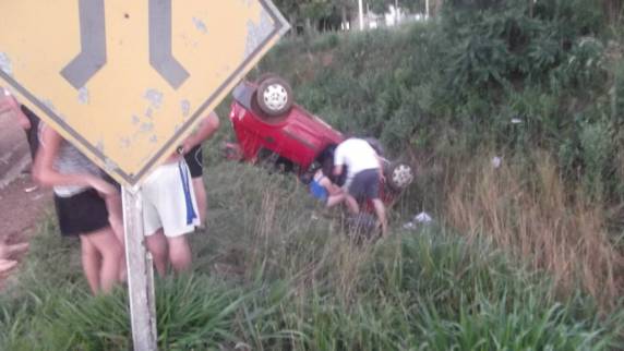 Quatro pessoas ficaram feridas em 

um acidente que ocorreu neste domingo.