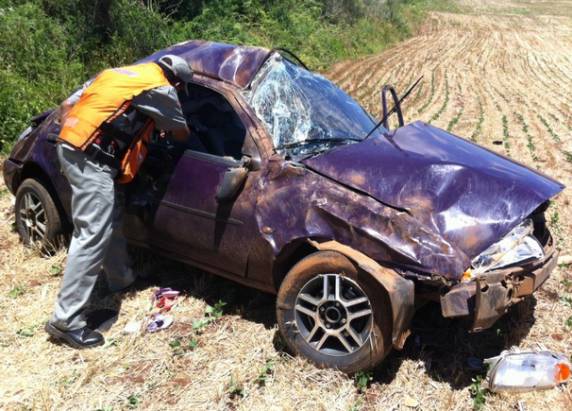 Morreu a caroneira do automóvel.