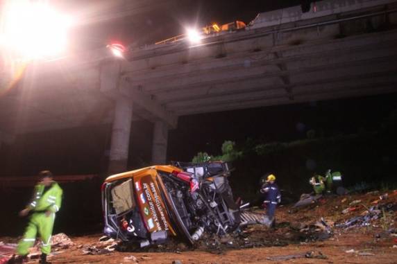 Motorista teria perdido o controle do veículo, batido em mureta de proteção e despencado de uma altura de 10 metros.