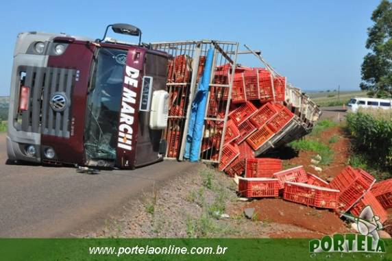 Veículo tomba na RSC-472 em Vista Gaúcha.