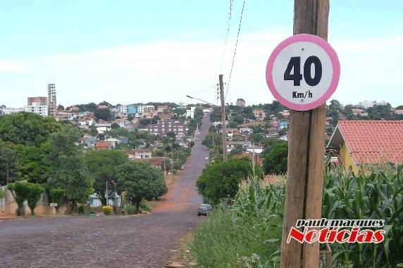 O secretário Moacir diz que as placas 

são adesivadas e desbotam com o tempo