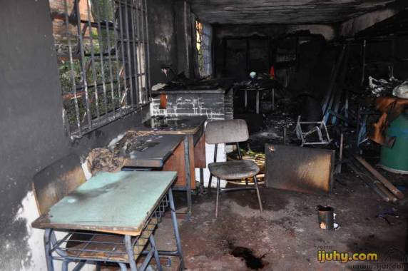 Um incêndio atingiu a Escola Estadual São Geraldo na madrugada deste domingo (29)