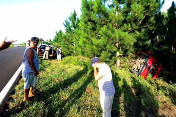 Acidente reacende alerta para o 

risco do excesso de velocidade. Gol foi jogado para fora da pista, após ser tocado por outro veículo que tentava ultrapassar