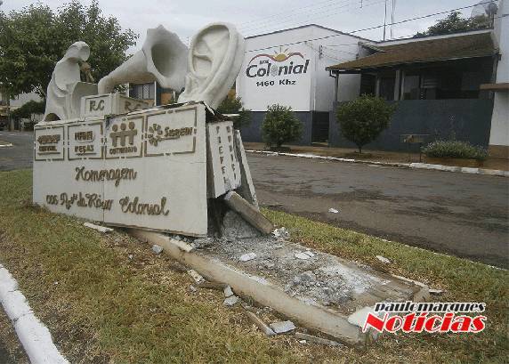 O homem fugiu do local,e ainda não foi identificado