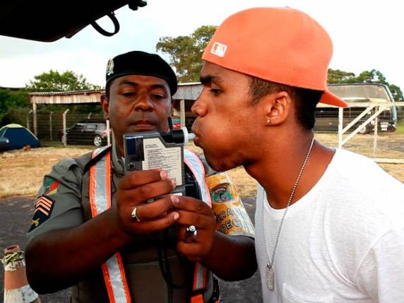 Douglas Costa, do Shakhtar Donetsk, foi flagrado após sair de uma festa