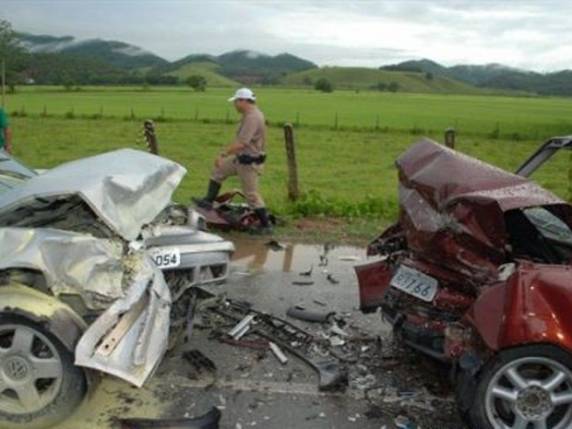Outros dois ocupantes do carro ficaram 

feridos e foram levados ao hospital