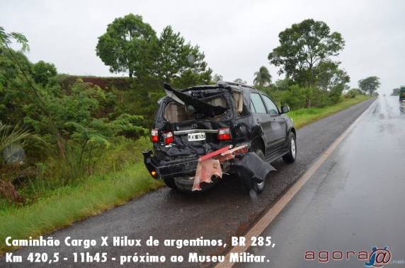 Colisão caminhão e automóvel argentino, saída de pista de fusca e atropelamento com fuga do local