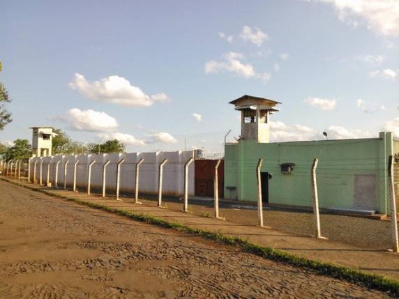 Seis homens tentaram fugir 

do presídio por um buraco no forro da cela