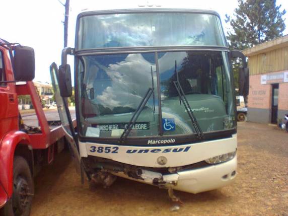 Motorista do veículo teria invadido pista contrária e colidido frontalmente com ônibus