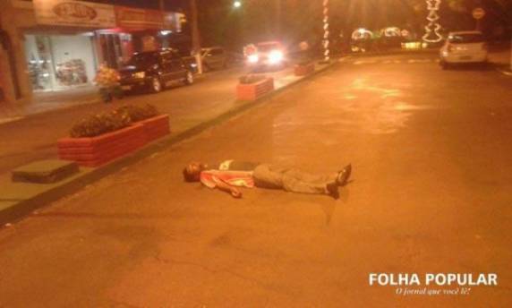 O homem dormia no meio 

da rua