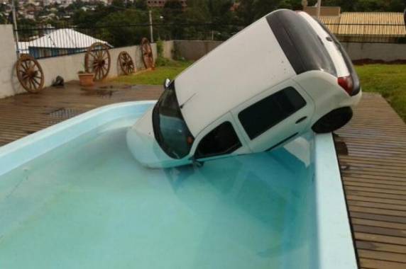 Clio foi retirado da água com o uso de uma caminhonete e de funcionários de uma empresa de terraplanagem