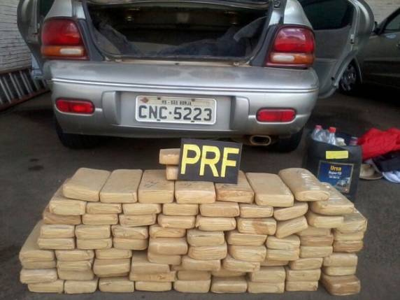 Droga 

estava escondida em fundos falsos de painel e air bag de carro