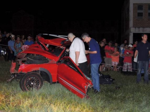 O jovem ficou preso nas  ferragens do automóvel e não resistiu