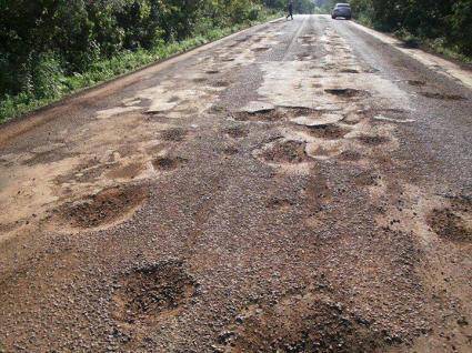 A rodovia está quase intransitável