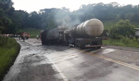 Duas pessoas morrem em colisão entre dois caminhões no trecho entre Serafina Corrêa e Casca