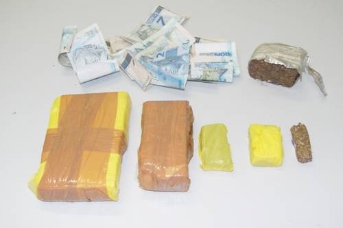 A droga pesou quase 1kg de 

maconha