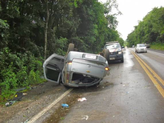 Acidente aconteceu a menos de dois quilômetros do ponto onde carro saiu da pista na madrugada
