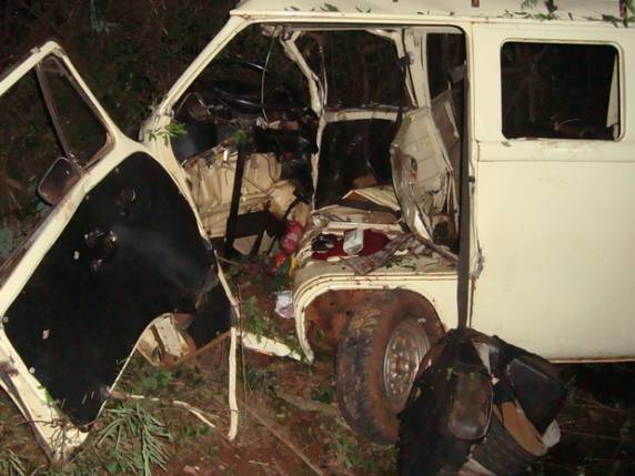 Segundo a polícia, 13 pessoas que estavam em uma Kombi se feriram