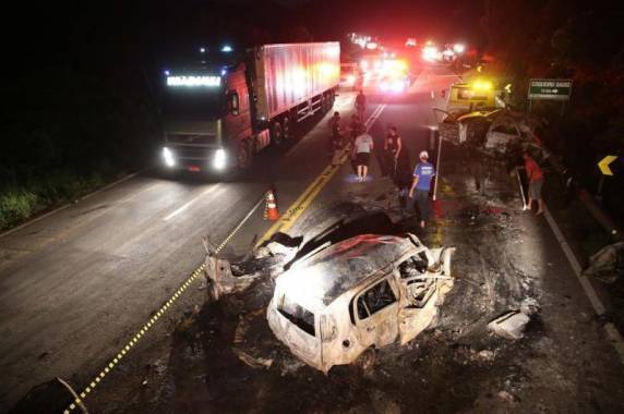 Motoristas de caminhão e de Uno também morreram no 

acidente