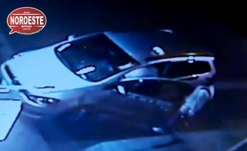 A polícia 

analisa as imagens parar tentar identificar o ladrão