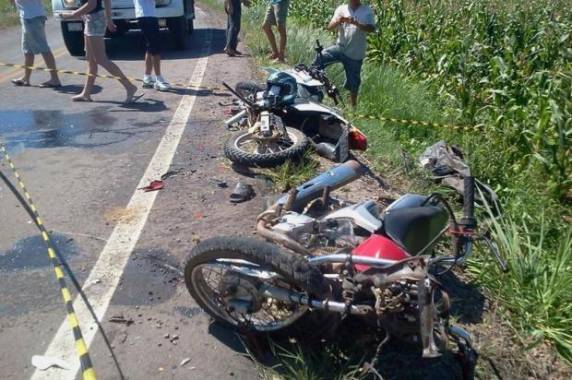 Vítimas estavam no mesmo veículo. Condutor da outra moto ficou gravemente ferido