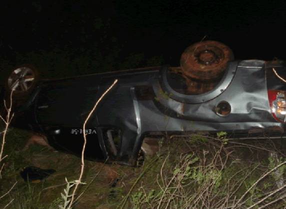 Motorista e uma carona morreram na hora, outras duas pessoas ficaram feridas. Eles 

estavam em uma Montana que saiu da pista e capotou