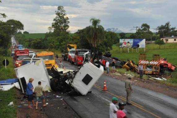 Um caminhão carregado de piche, que estava sendo transportado, tombou em uma das laterais 

da pista